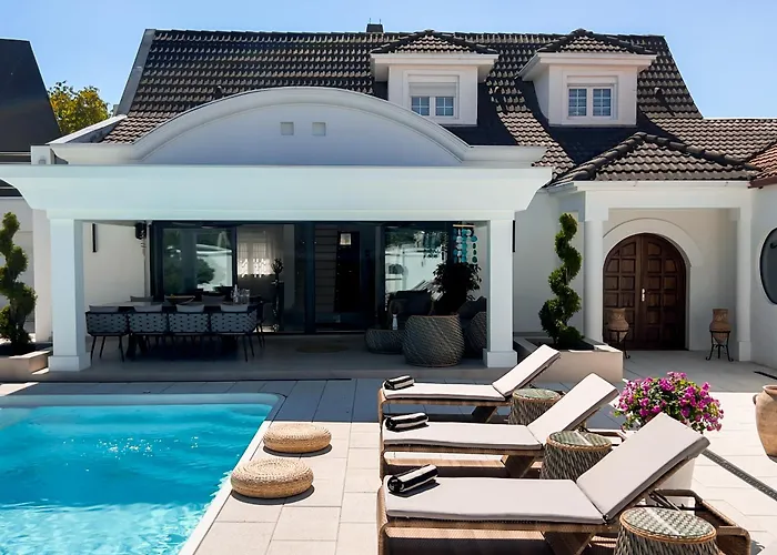 Villa Ring Pool & Padel
