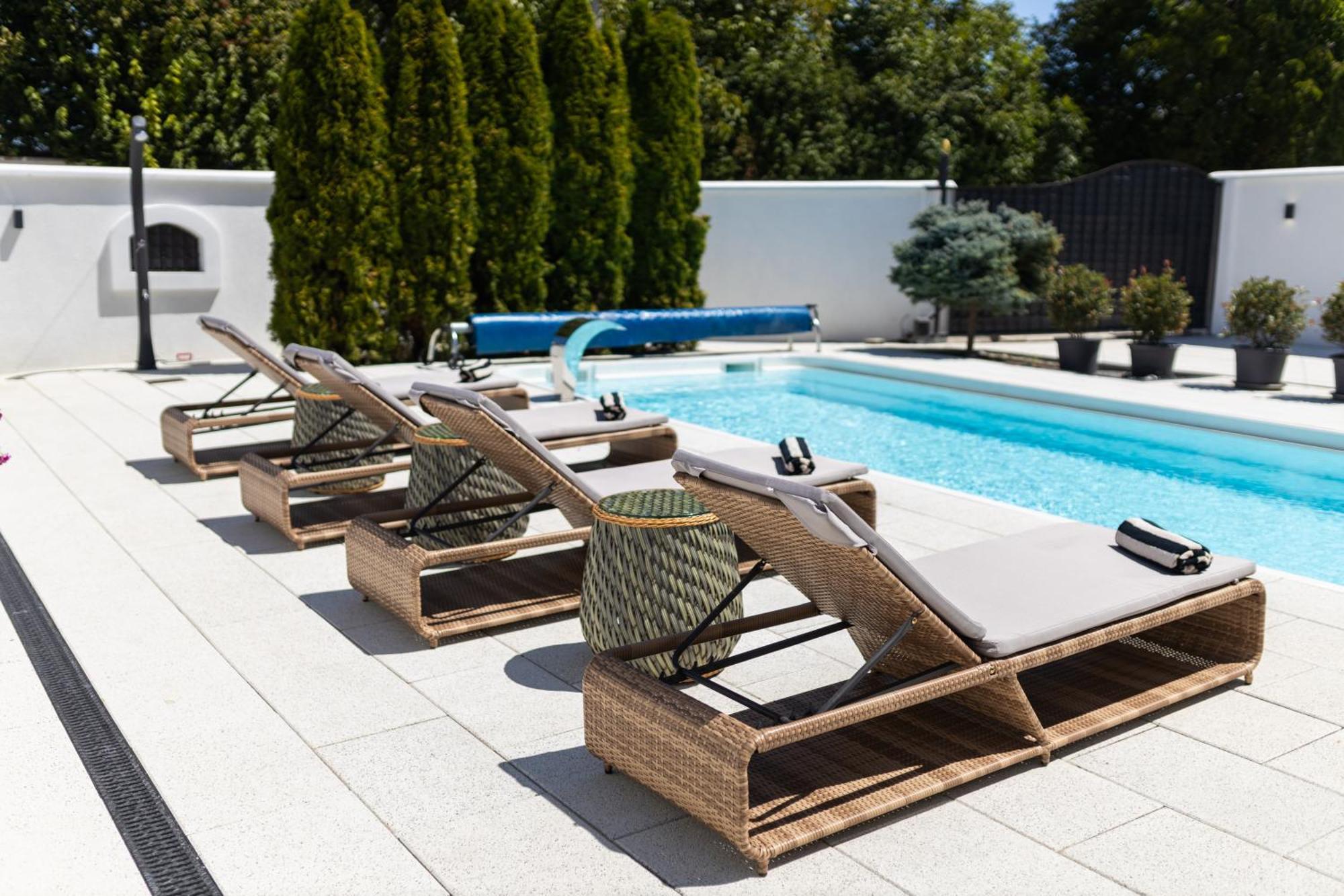 Villa Ring Pool & Padel *