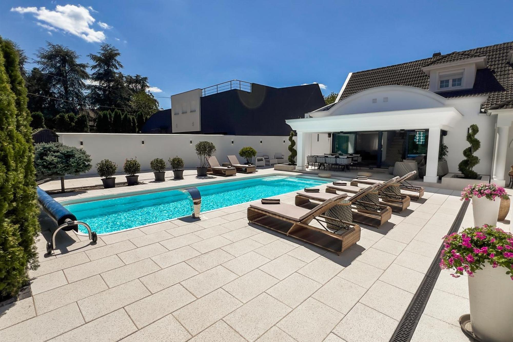 Ring Pool & Padel Villa *