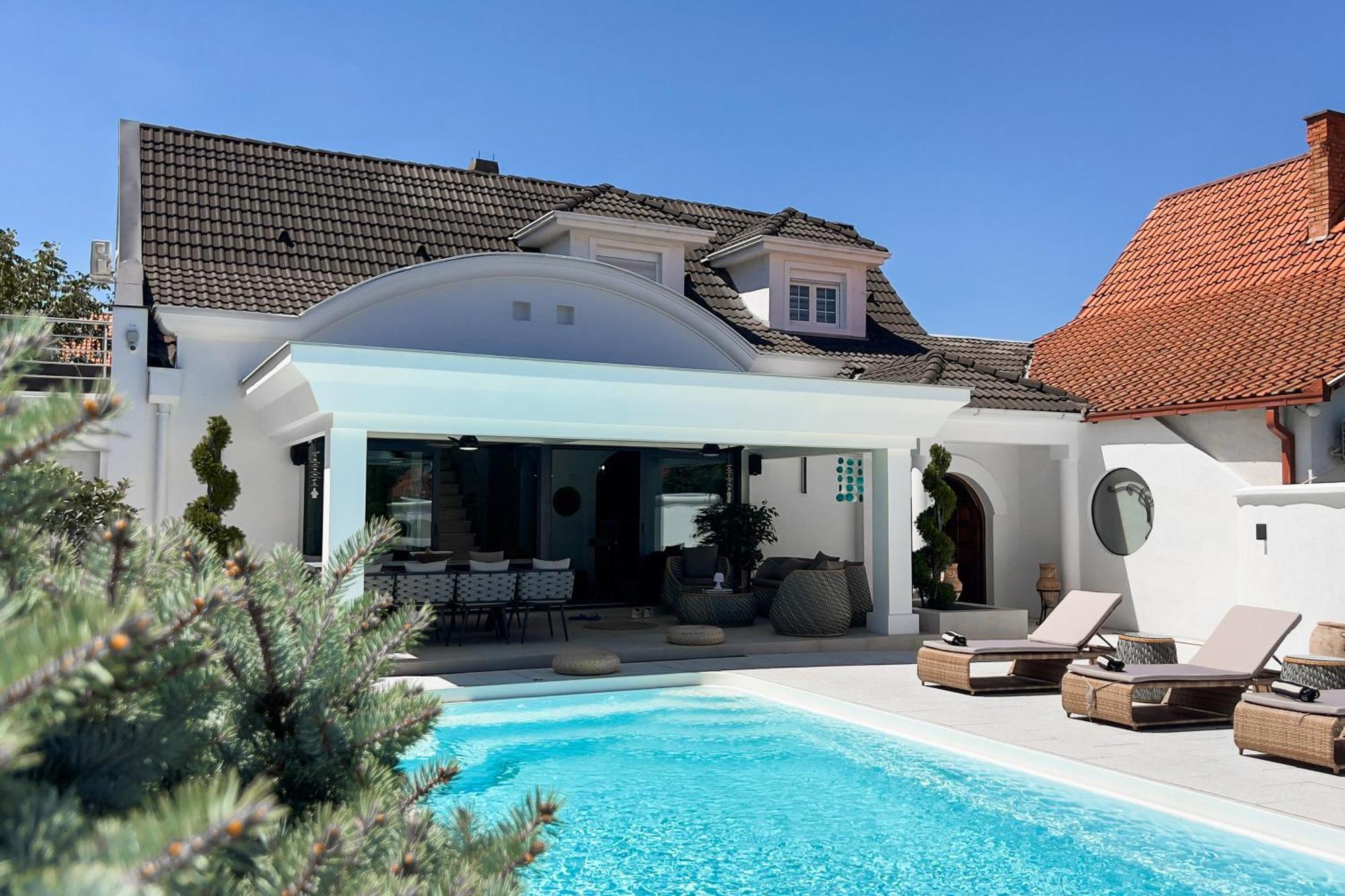 Ring Pool & Padel Villa