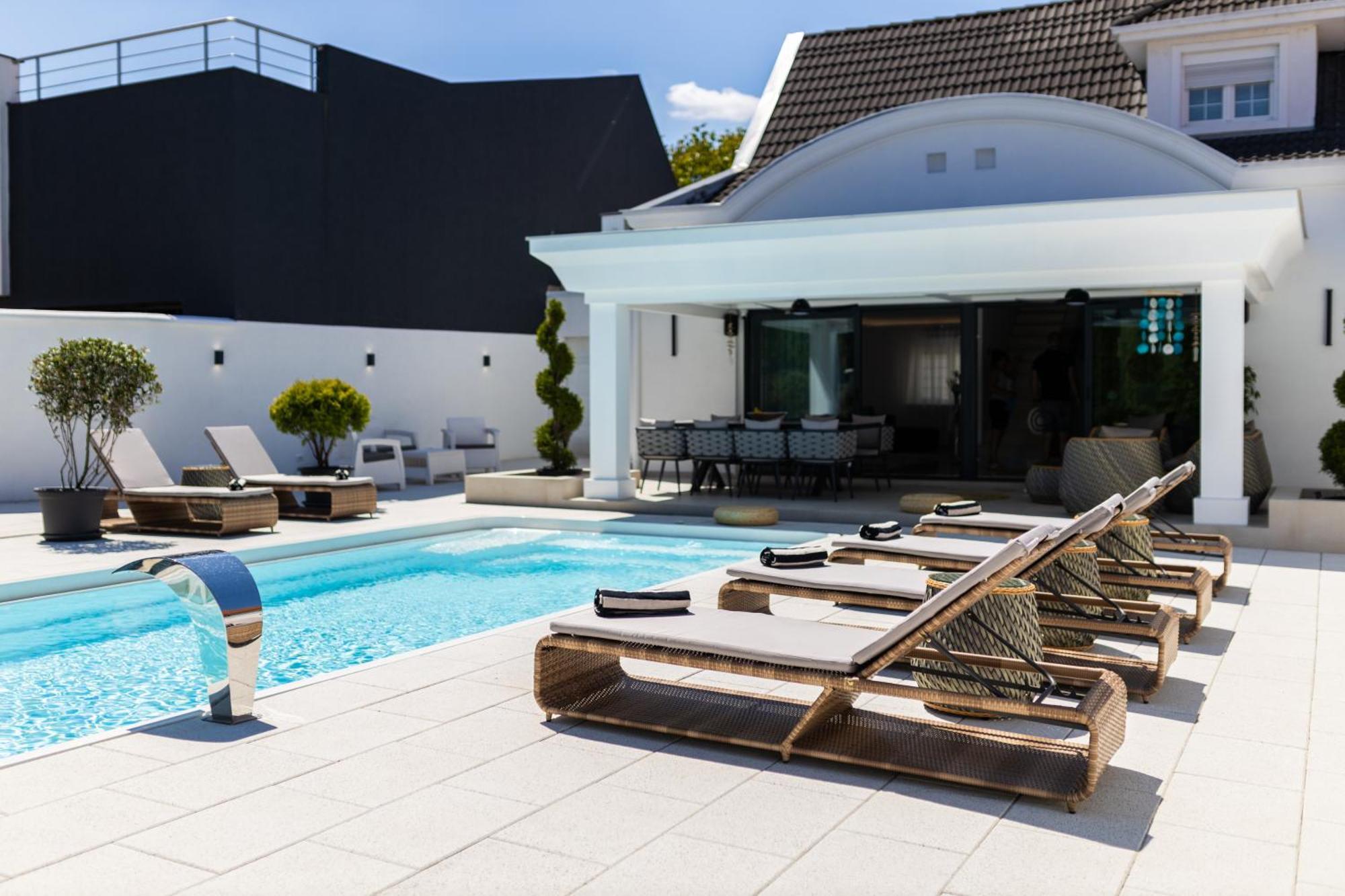 Villa Ring Pool & Padel *