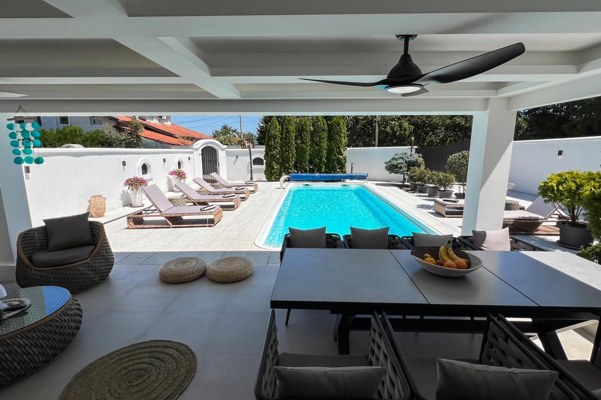 Ring Pool & Padel Villa Baric