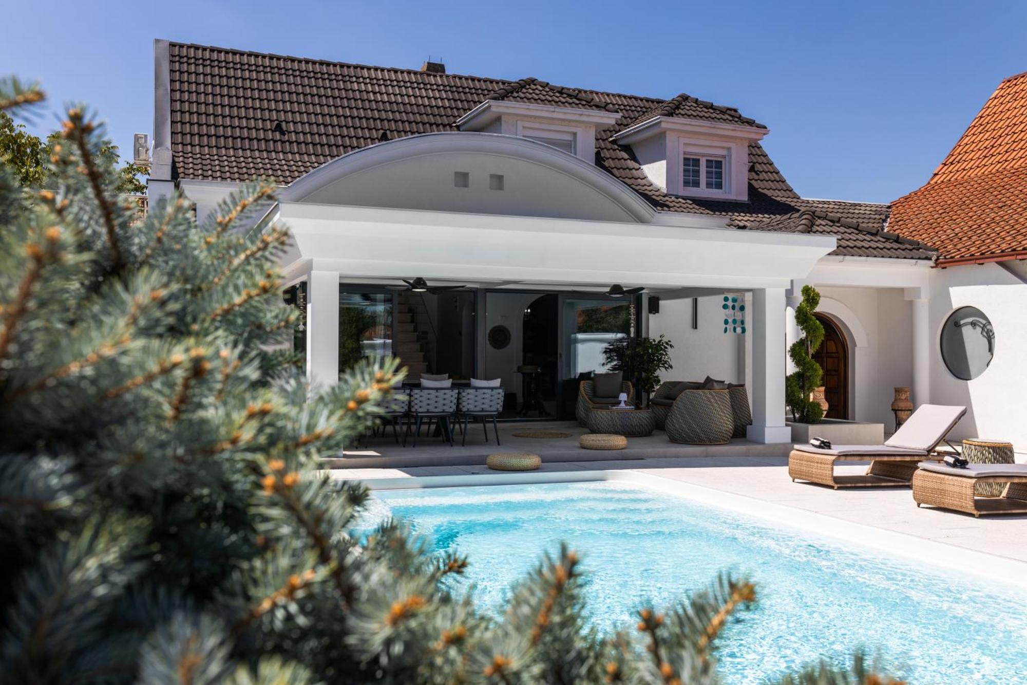 Ring Pool & Padel Villa Baric