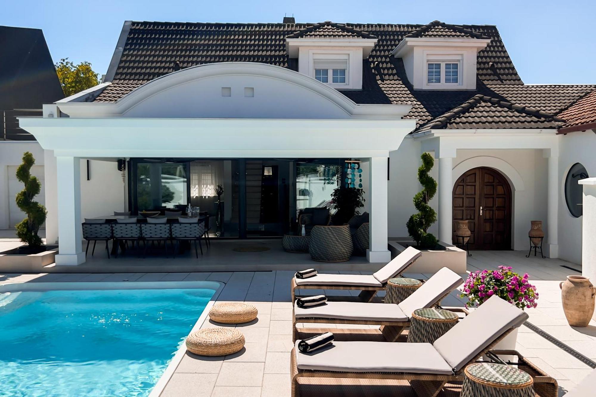 Villa Ring Pool & Padel *